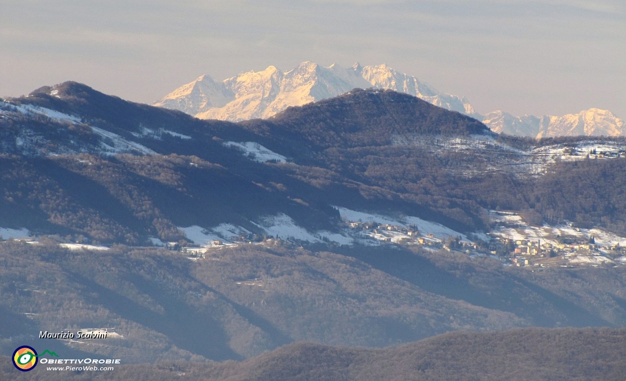 34 Il Monte Tesoro. Sullo sfondo il Monte Rosa....JPG